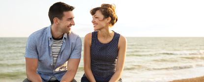 first date tips - Man and woman sat on wall together