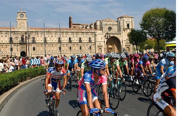 The peloton rolls out of Leon