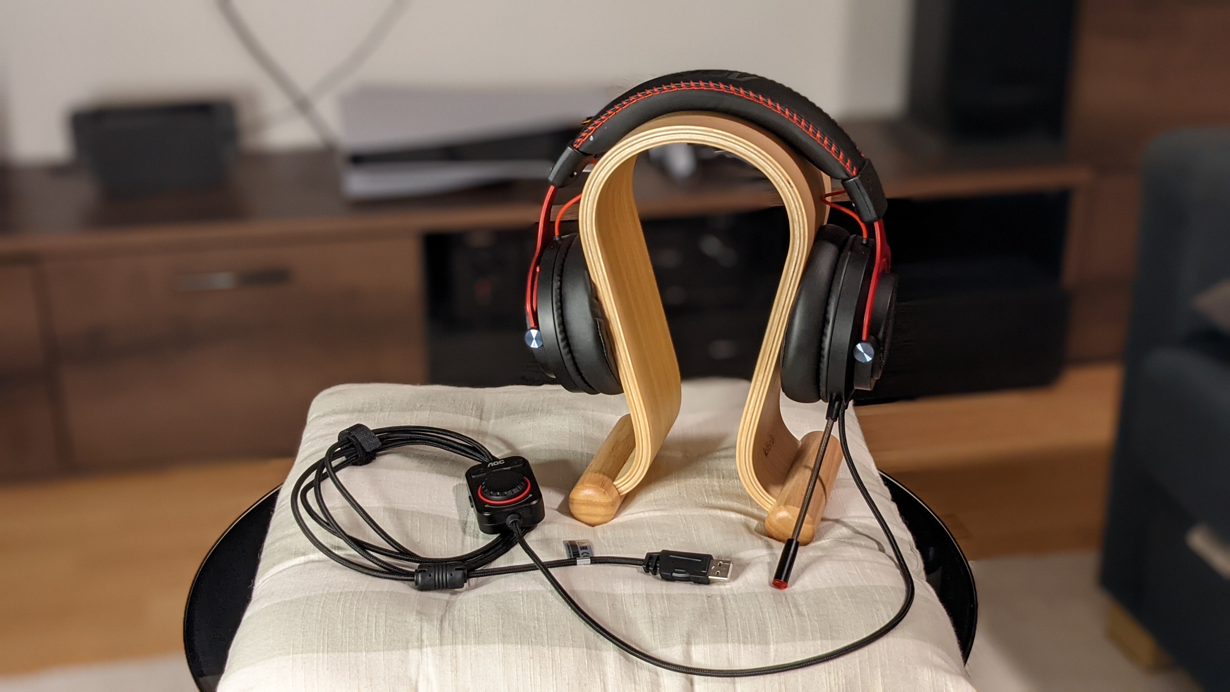 AOC GH300 Gaming-Headset auf einem Kopfhörerständer