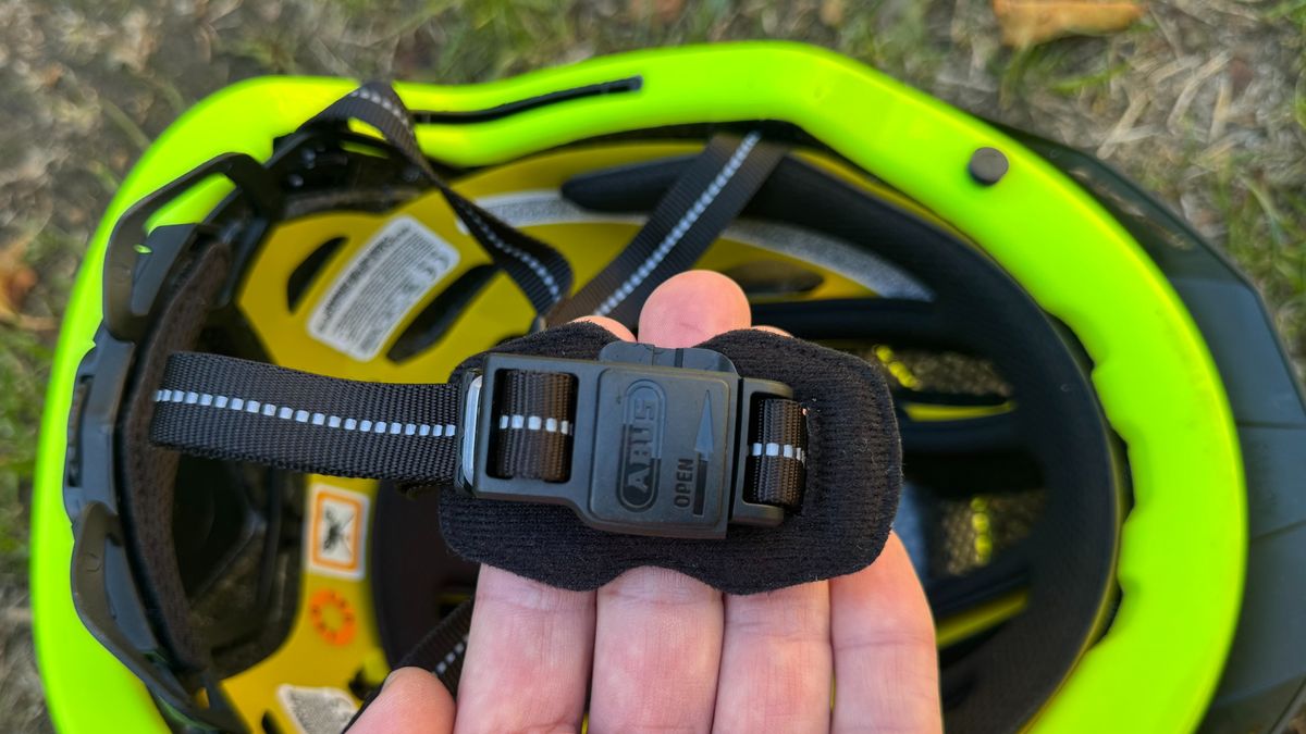The Abus Pedelec 2.0 MIPS with magnetic buckle