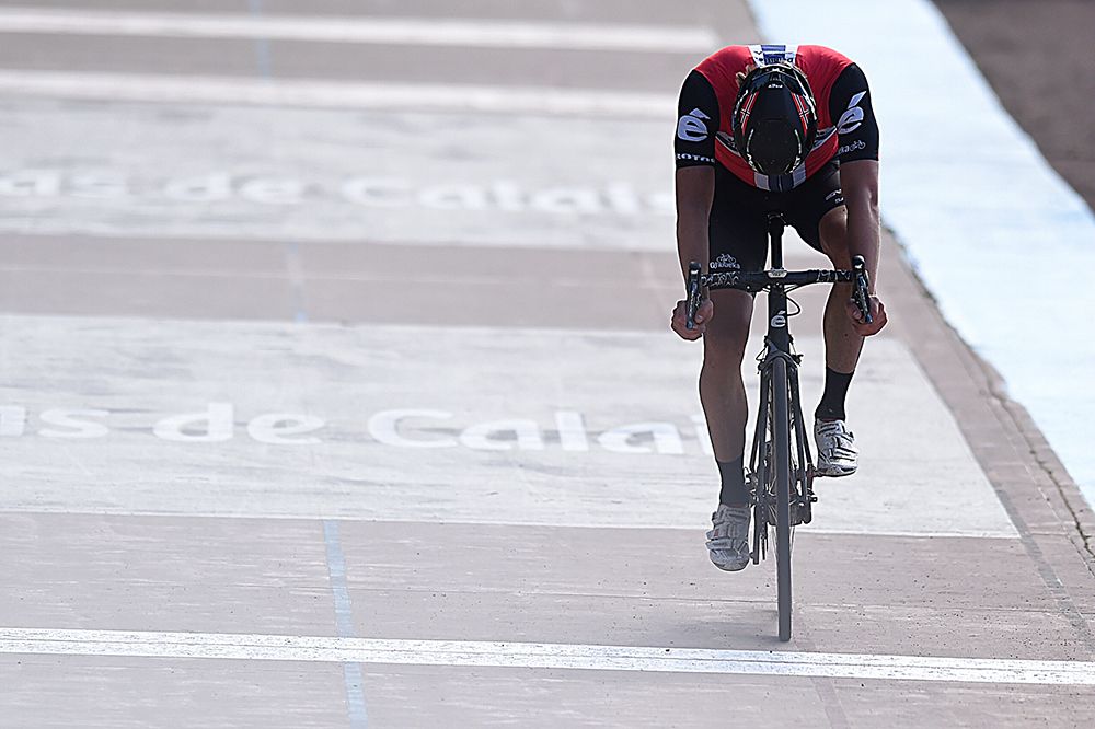 Edvald Boasson Hagen (Dimension Data) hangs his head