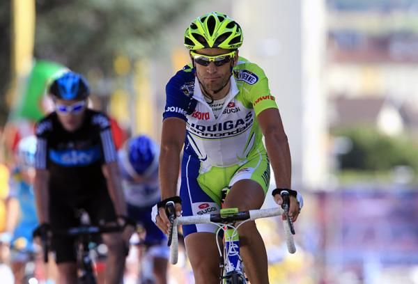 Vincenzo Nibali (Liquigas-Cannondale) tried to gain time on his GC rivals, but was caught and finished in the maillot jaune group.
