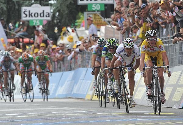 Ricco heads to the line with Bettini unable to come around.