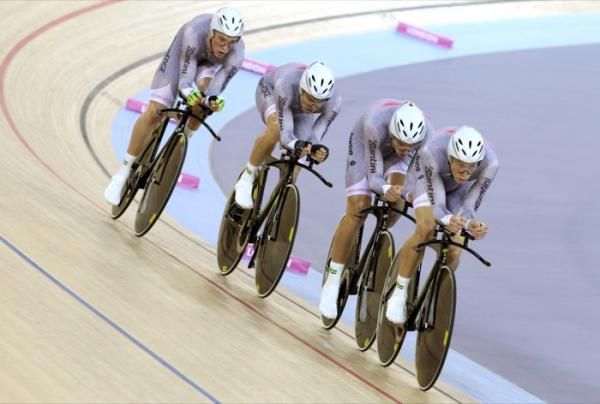 Aussies in team pursuit victory action