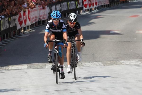 Carla Ryan (Garmin-Cervelo) and Tatiana Antoshina (Gauss Rdz Ormu) arrive together.