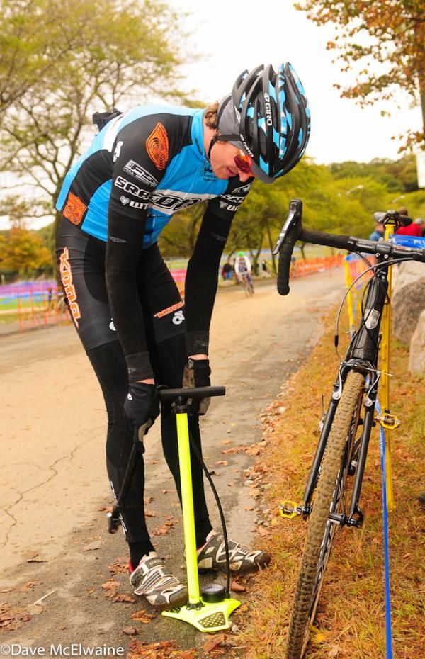 Barry Wicks (Kona) getting his tire pressure dialed in