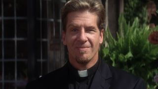 Greg Behrendt as a smiling minister in He’s Just Not That Into You