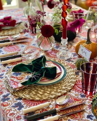 A plate with a velvet bow and personalized place name