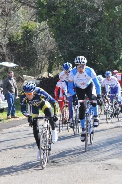 Marco Marcato (Vacansoleil - DCM) and Rubens Bertogliati (Team Type 1 - Sanofi Aventis) at the head of the peloton.