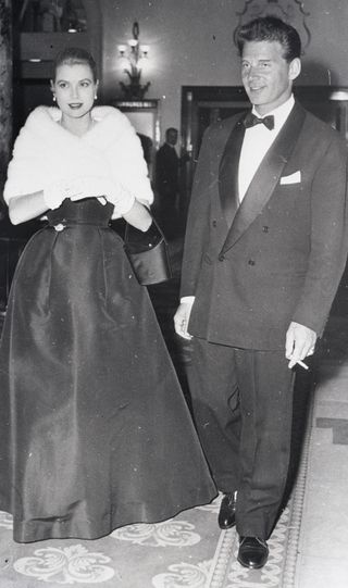 Grace Kelly mengenakan stola bulu dan gaun panjang di festival film Cannes
