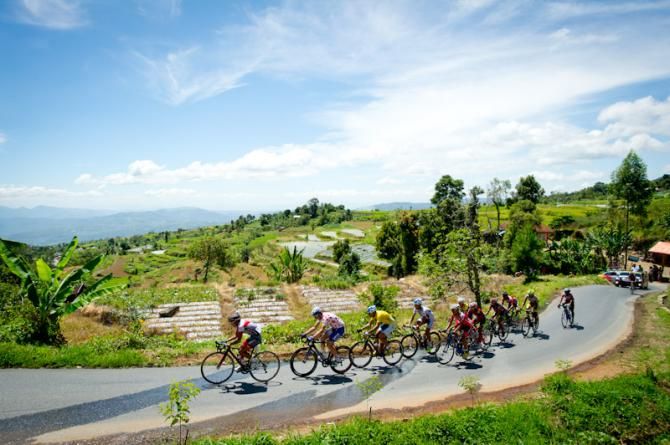 An elite group formed on the day's Category 1 climb