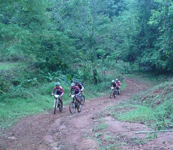 Federico Ramirez and Luis Mejia Sanchez at the front of the men's lead group before checkpoint two