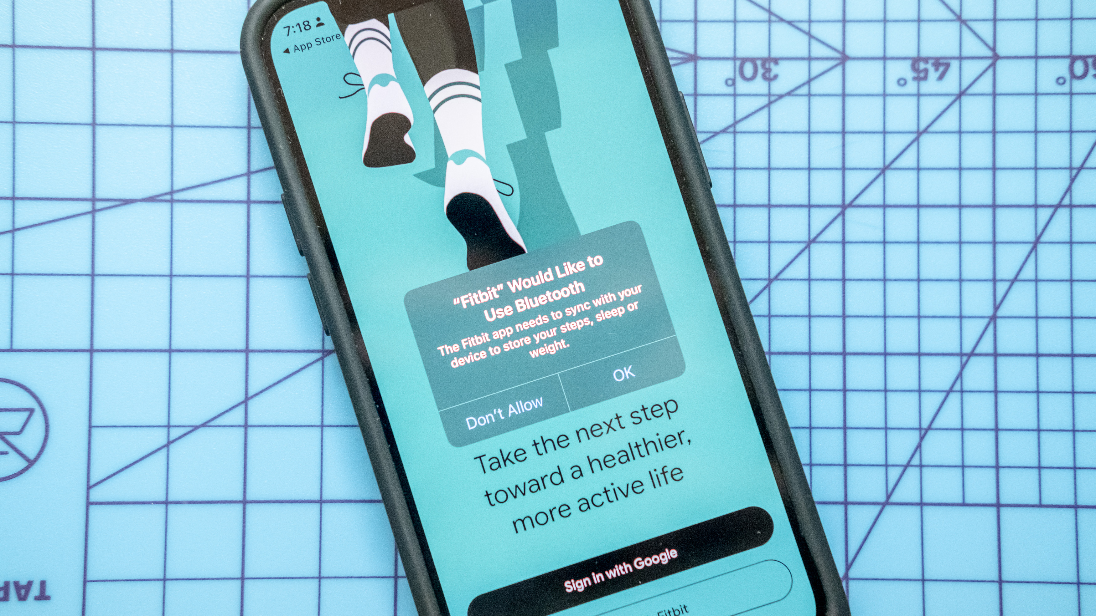 تطبيق Fitbit مع مطالبة تسألك عما إذا كنت تريد الاتصال بالبلوتوث.