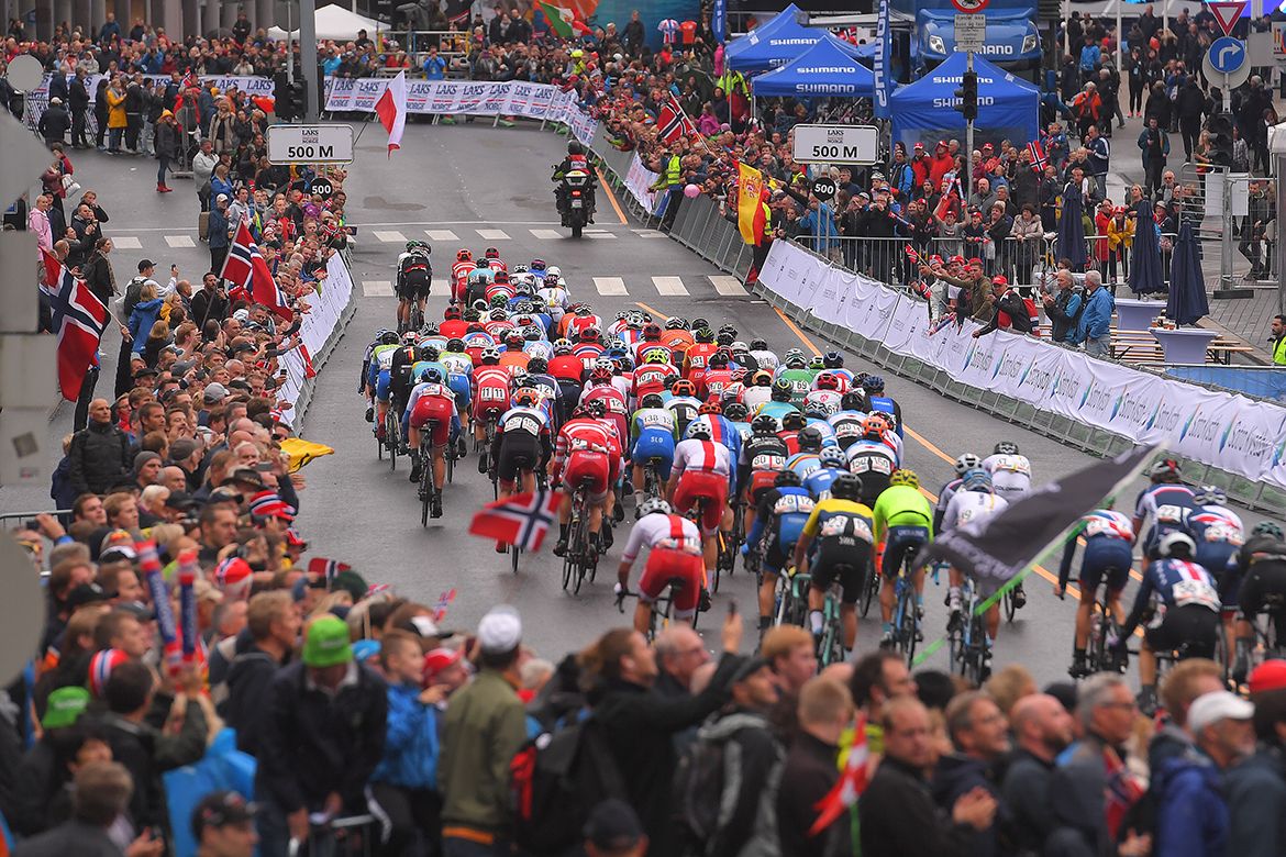 The men's under-23 peloton in Bergen