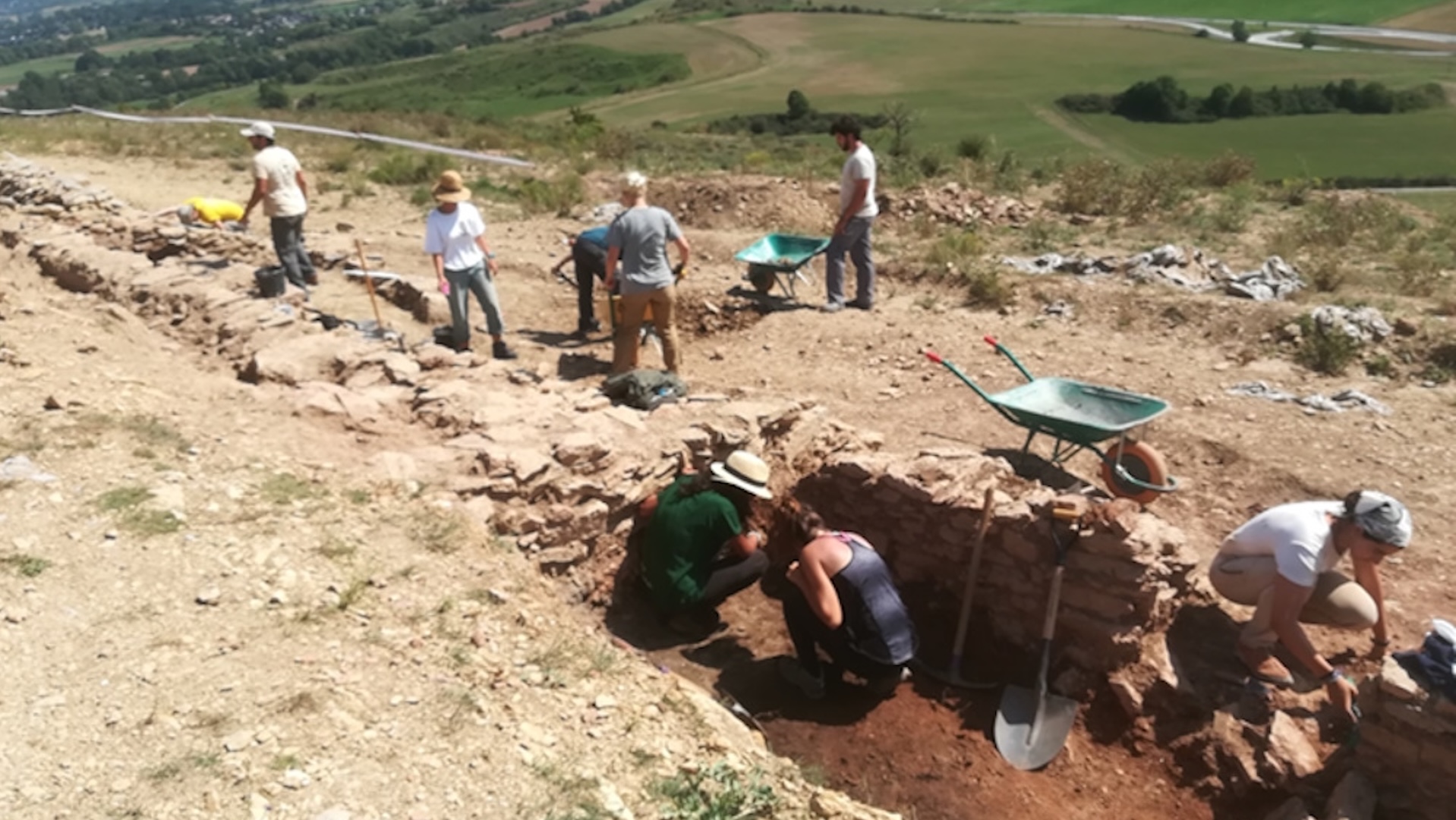 Pessoas da Universidade Autônoma de Barcelona escavando o local do assentamento da Idade do Ferro em Tossal de Baltarga.