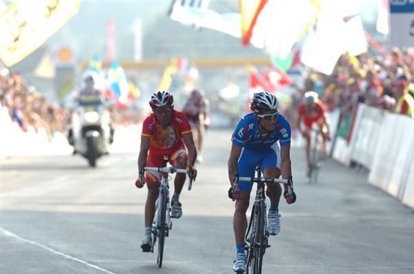 Kolobnev (Russia) leads Rodr&iacute;guez (Spain) over the line.