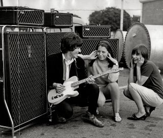 “Check out this lick…” Beck entertains a couple of Yarbirds fans when the band play the National Jazz And Blues Festival in Richmond, 1965