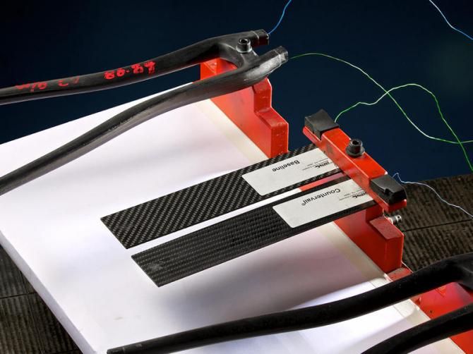 Bianchi demonstrated the vibration-damping qualities of the new CV material compared to standard carbon