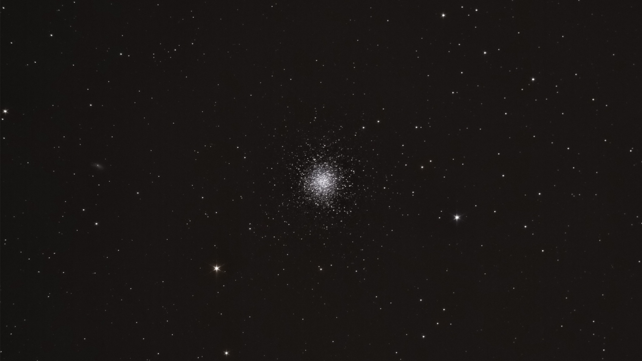 Marele cluster globular pe cerul nopții