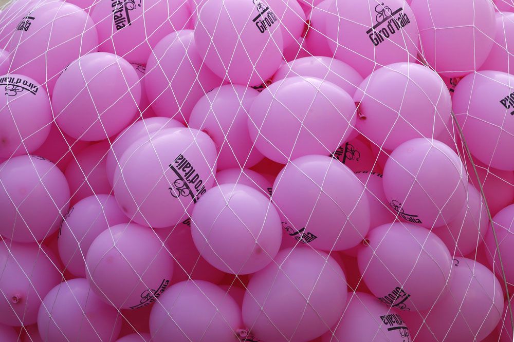 Every day before the stage the organisers release a bunch of pink balloons