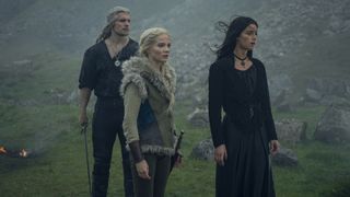 Geralt, Ciri, y Yennefer miran a algo fuera de cámaras en la temporada 3 de The Witcher