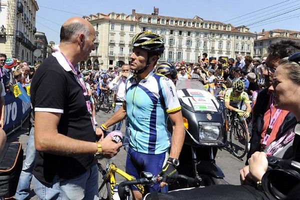 Lance Armstrong speaks to photographer Roberto Bettini at the start of stage 11. Bettini's long-time motorcycle pilot Fabio Saccani was killed in an accident on Tuesday.