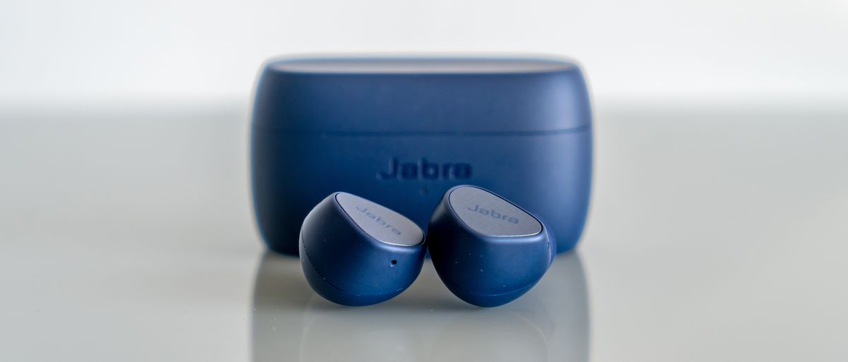 Jabra Elite 4 earbuds hero image.