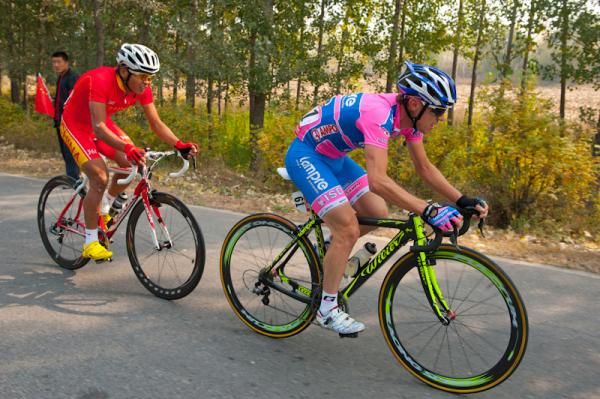 Damiano Cunego (Lampre-ISD) leads Wang Meiyin in the break.