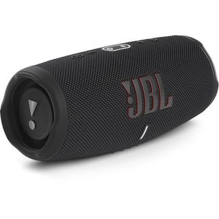 JBL Charge 5 mot en vit bakgrund