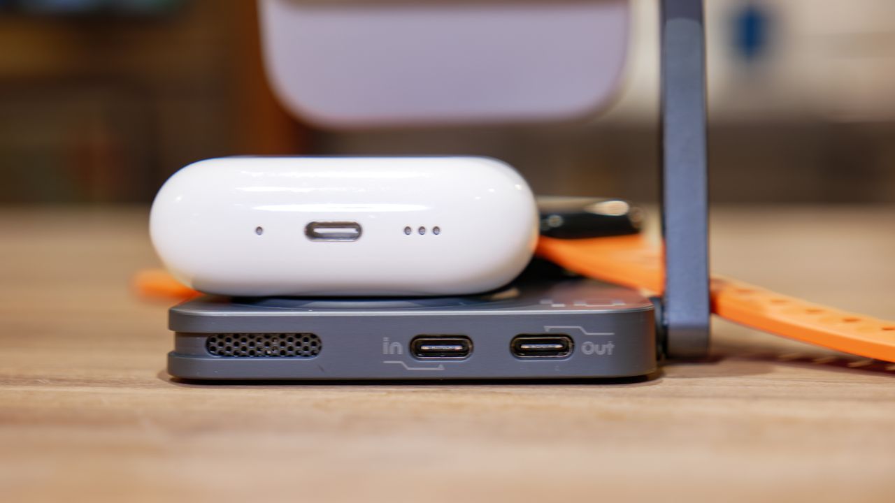 Aulumu M01 4-in-1 Folding Wireless Charging Station.