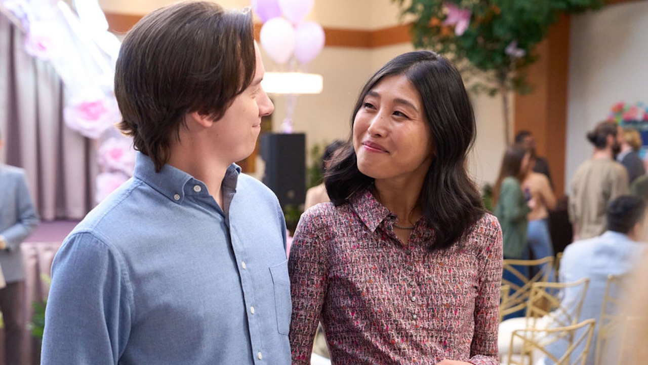 Serena smiling at Matt while wearing a fake pregnancy belly in St. Denis Medical 2x17