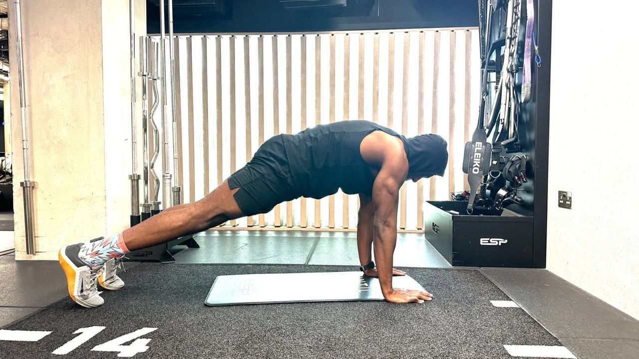 Lewis Paris performs press up