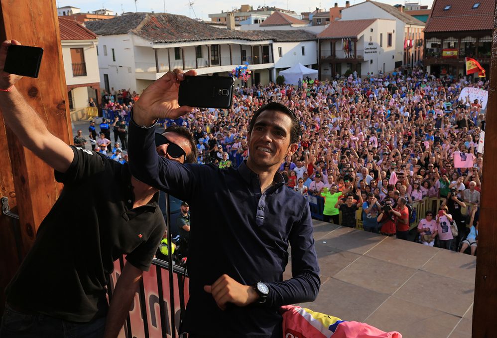 Contador finds some selfie time after his Giro d'Italia win