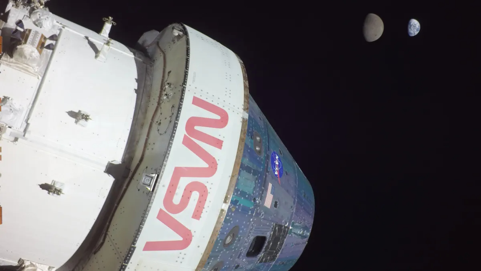 Foto pesawat ruang angkasa Orion dari misi Artemis I dengan bulan dan Bumi sebagai latar belakang