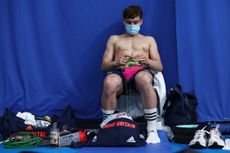 Tom Daley knits poolside during the Tokyo 2020 Olympic Games