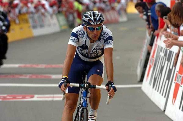 Lorenzo Bernucci (Fassa Bortolo) crosses for second