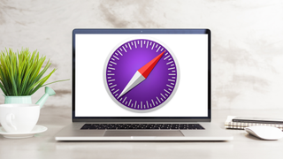 Safari Tech Preview Logo auf MacBook Pro im Büro