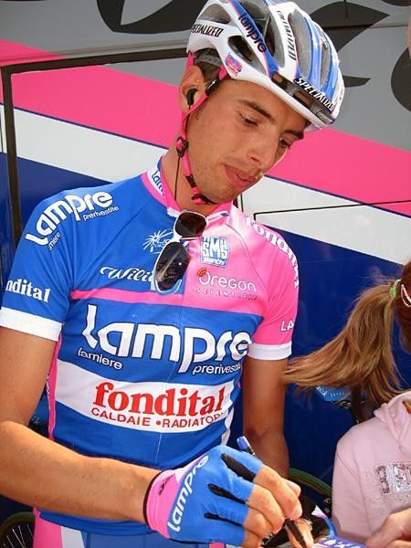 Ronde winner Alessandro Ballan (Lampre-Fondital) signs before the race.