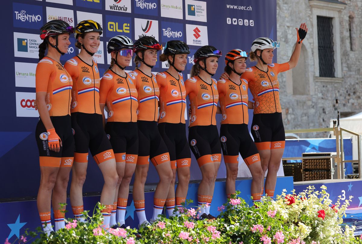 Ellen van Dijk with her Netherlands teammates before the start