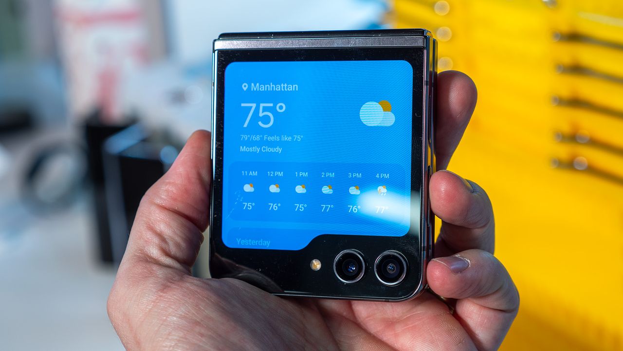 Using the cover display on the Samsung Galaxy Z Flip 5