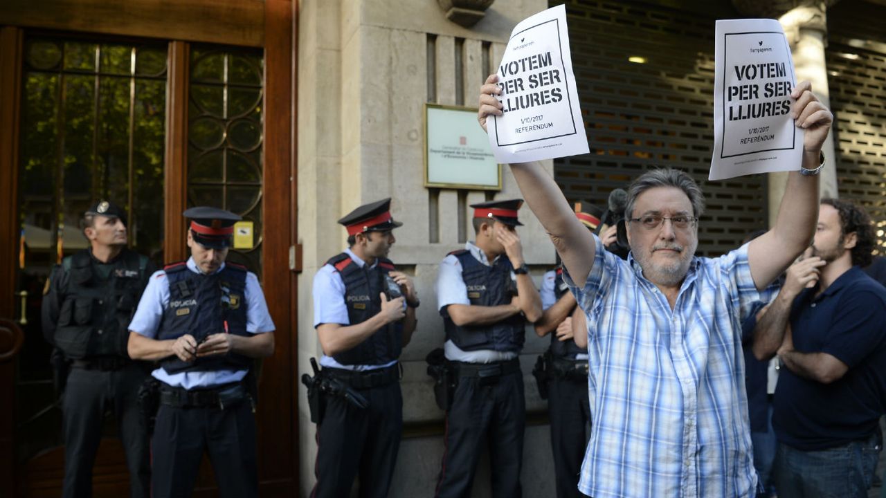 A man in Barcelona holds up poster saying: &amp;quot;Vote to be free&amp;quot;.