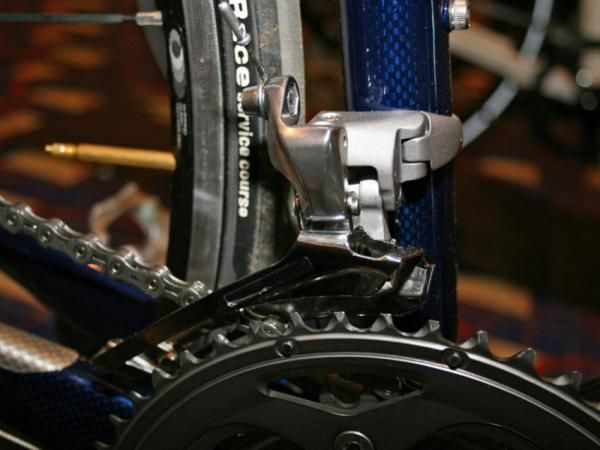 The front derailleurs features a wide inner link for extra rigidity and an improved chain guide design.