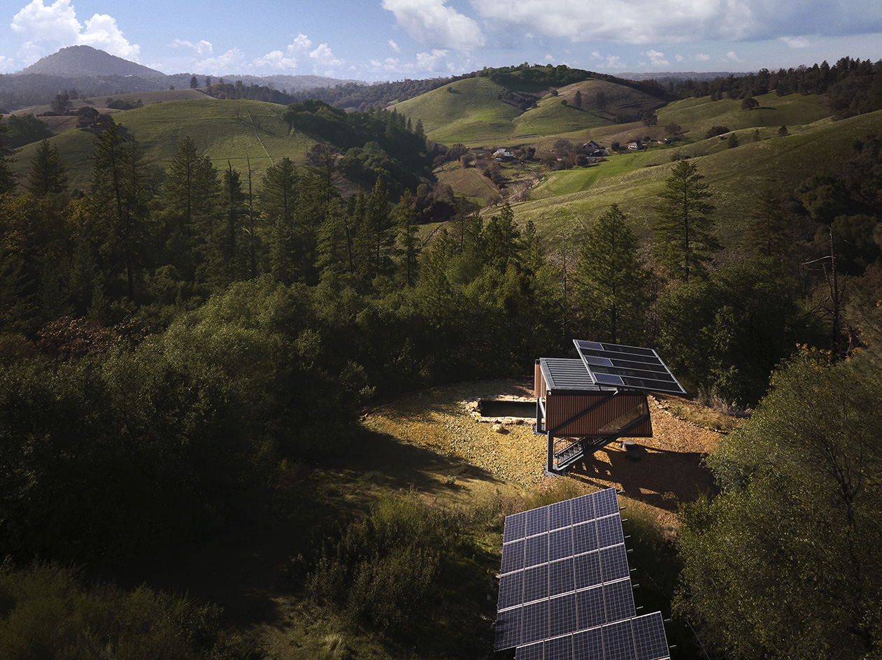 null small house, a raised steel and timber structure in the countryside that experiments as a proposal for climate resilient architecture