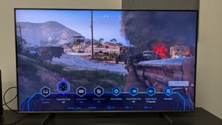 Samsung Q60D med Battlefield V på skärmen.