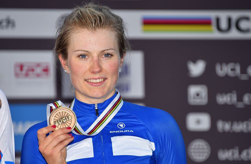 Lotta Lepisto (Finland) with the bronze medal