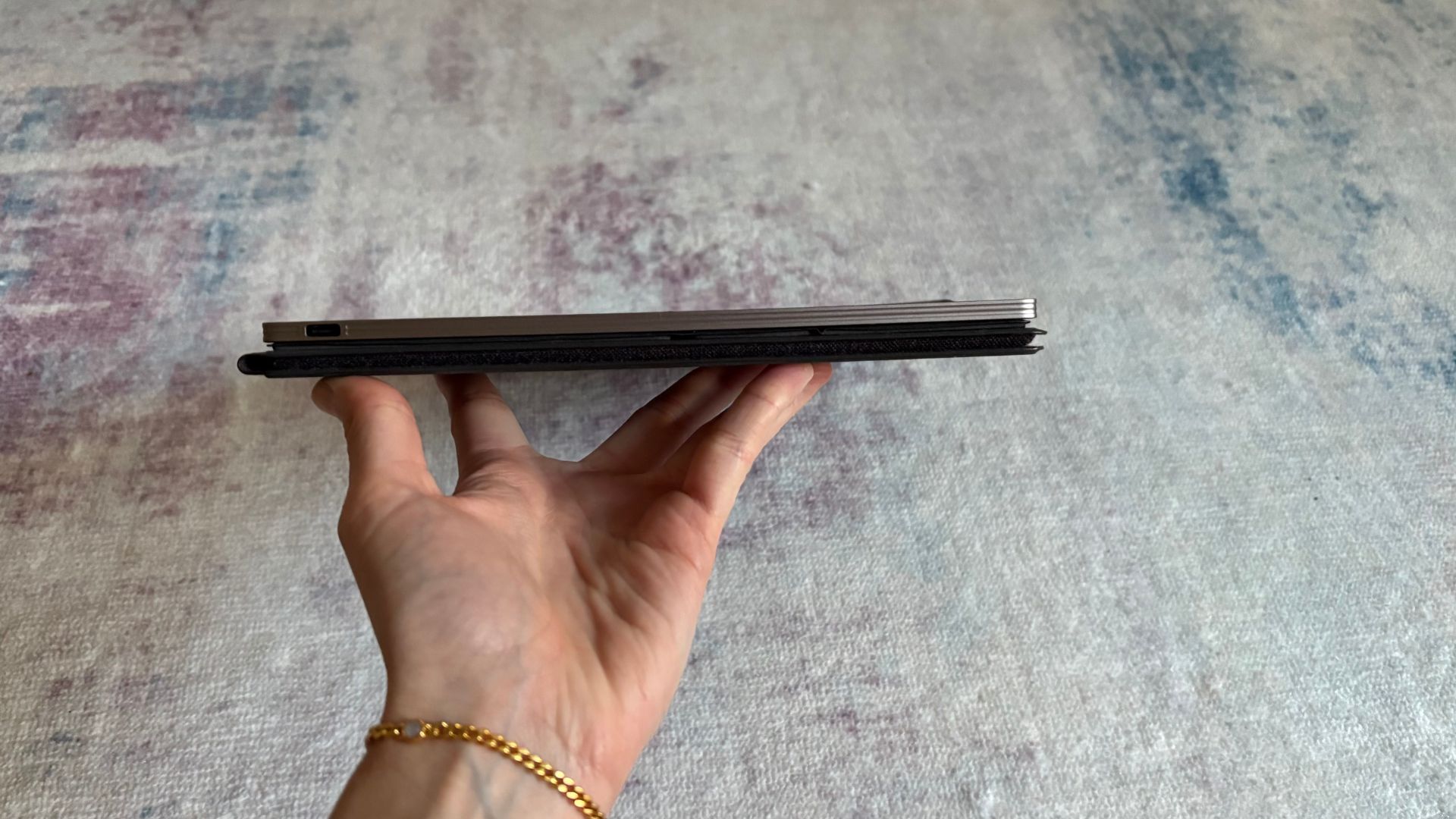 thickness of the Kobo Elipsa 2E