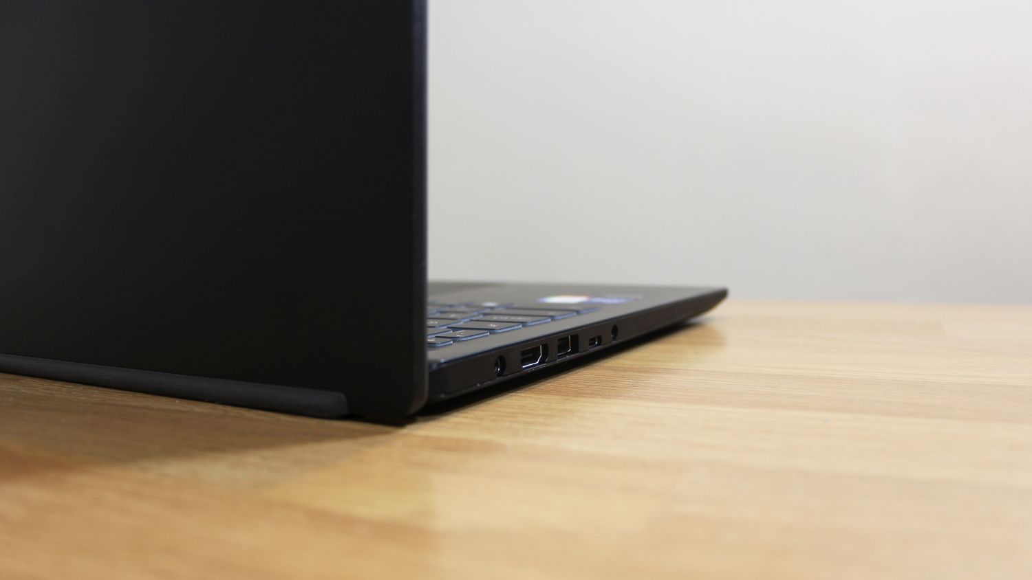 MSI Modern 15 product photo - left side ports close up.
