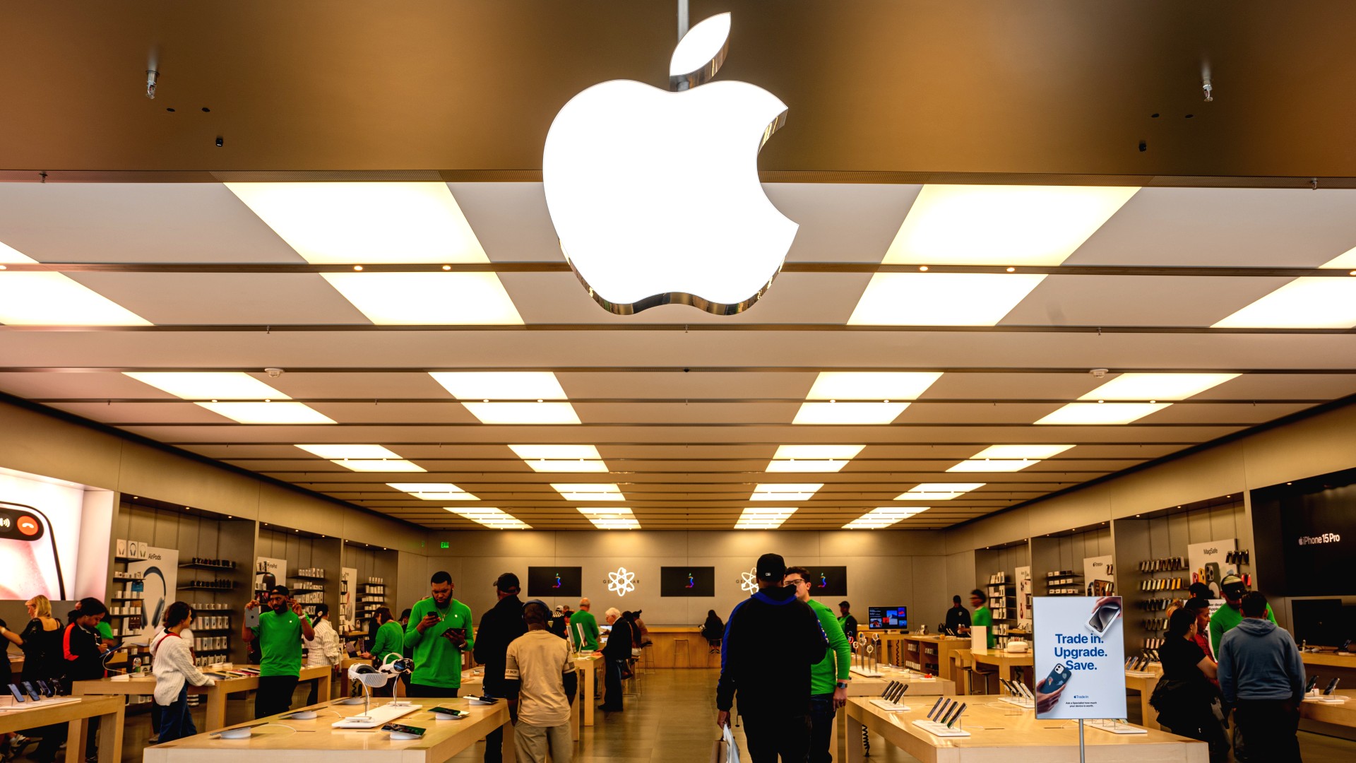  Apple in first union contract with retail employees 