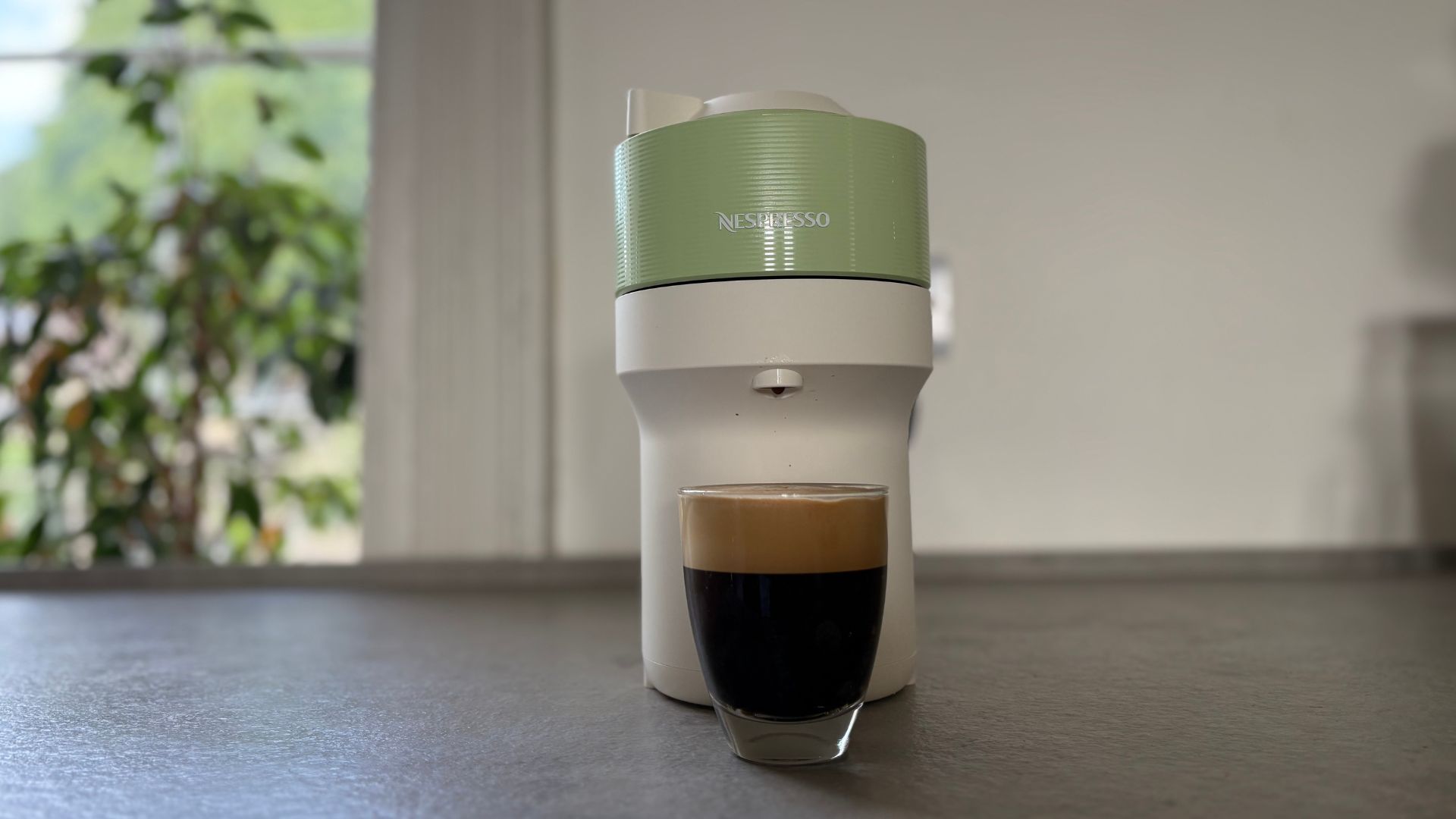 Coffee in front of the Nespresso Vertuo Pop Pistachio