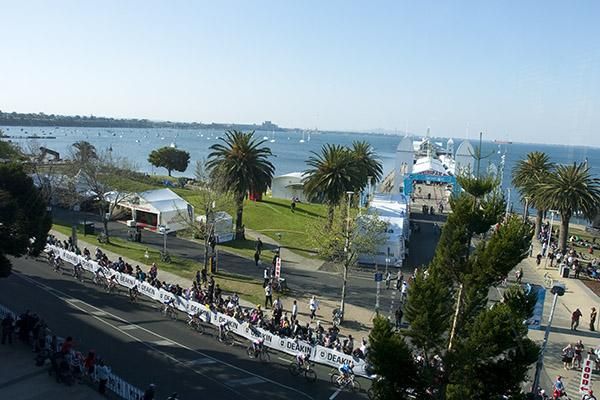 The peloton in the women's road race string out along the Geelong esplanade at the 2010 UCI Road World Cycling Championships.